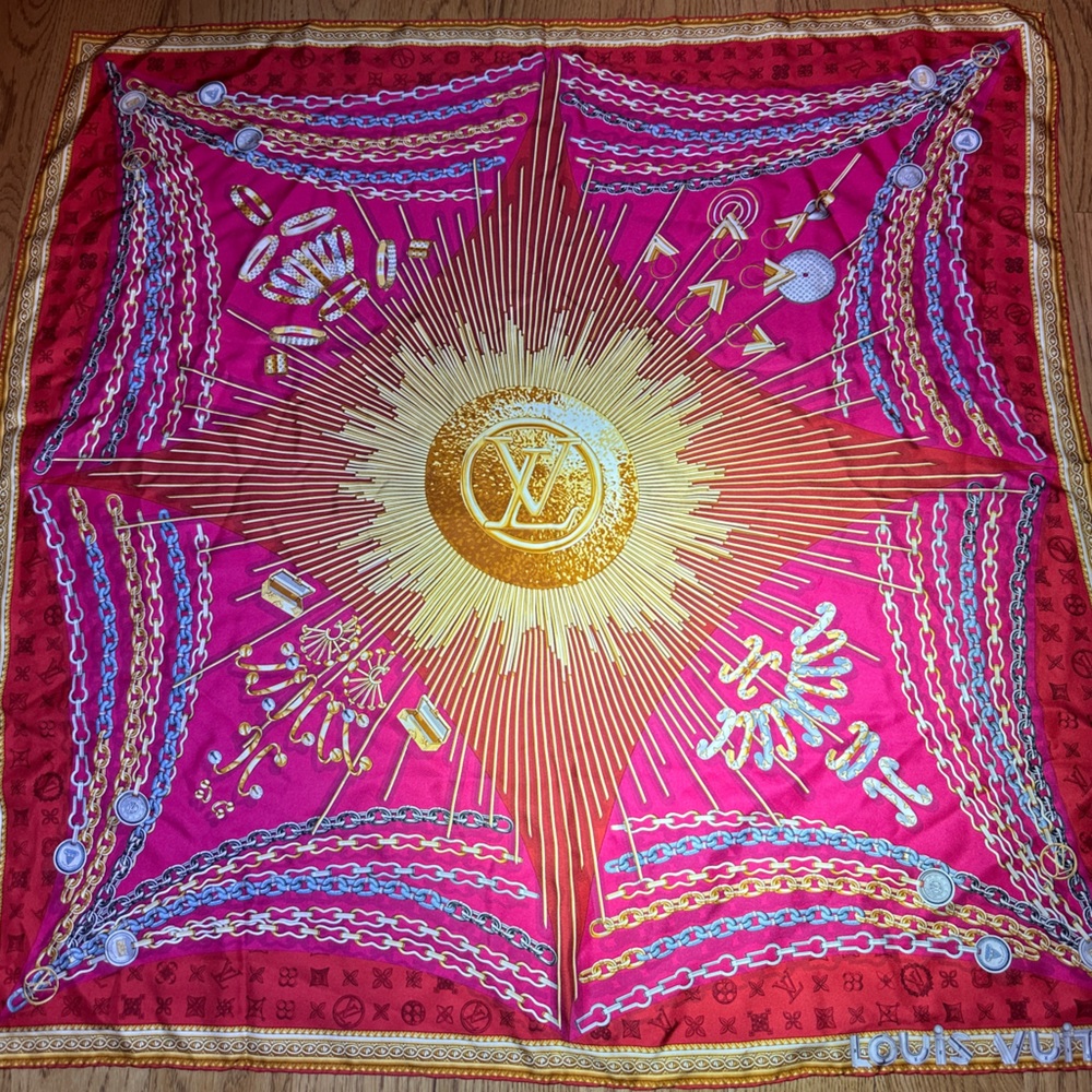Authenic Louis Vuitton silk chain scarf. In excellent condition rarely ever used